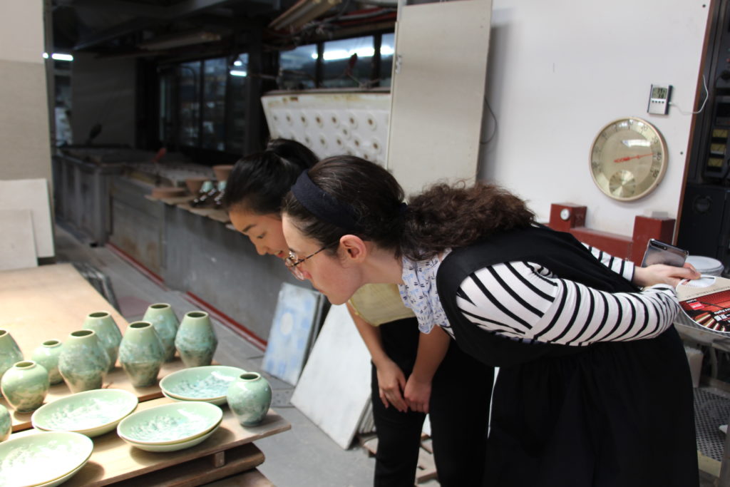 Warming up to the old and learning the new: International students visit one of Kyoto’s kiyomizu-yaki pottery kilns!