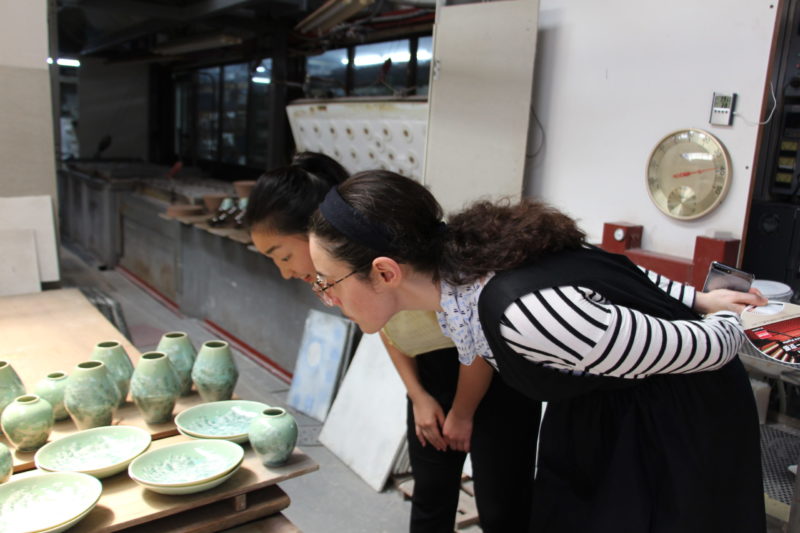 Warming up to the old and learning the new: International students visit one of Kyoto’s kiyomizu-yaki pottery kilns!